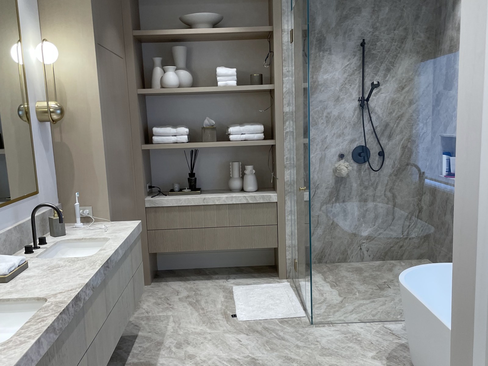 &Eacute;clairage int&eacute;gr&eacute; dans une salle de bain r&eacute;sidentielle &agrave; Hampstead