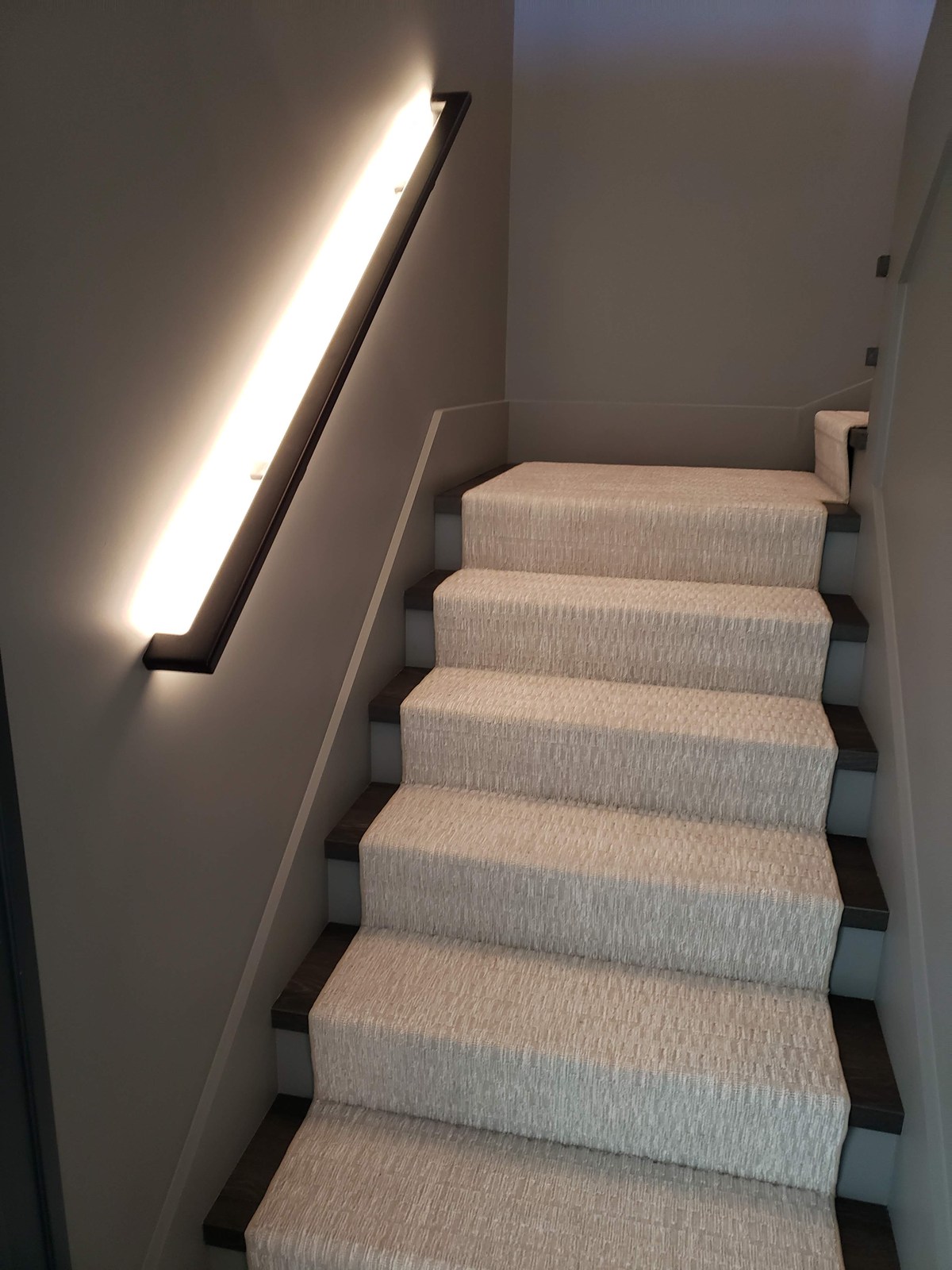 &Eacute;clairage architectural int&eacute;gr&eacute; le long d&rsquo;un escalier &agrave; Hampstead