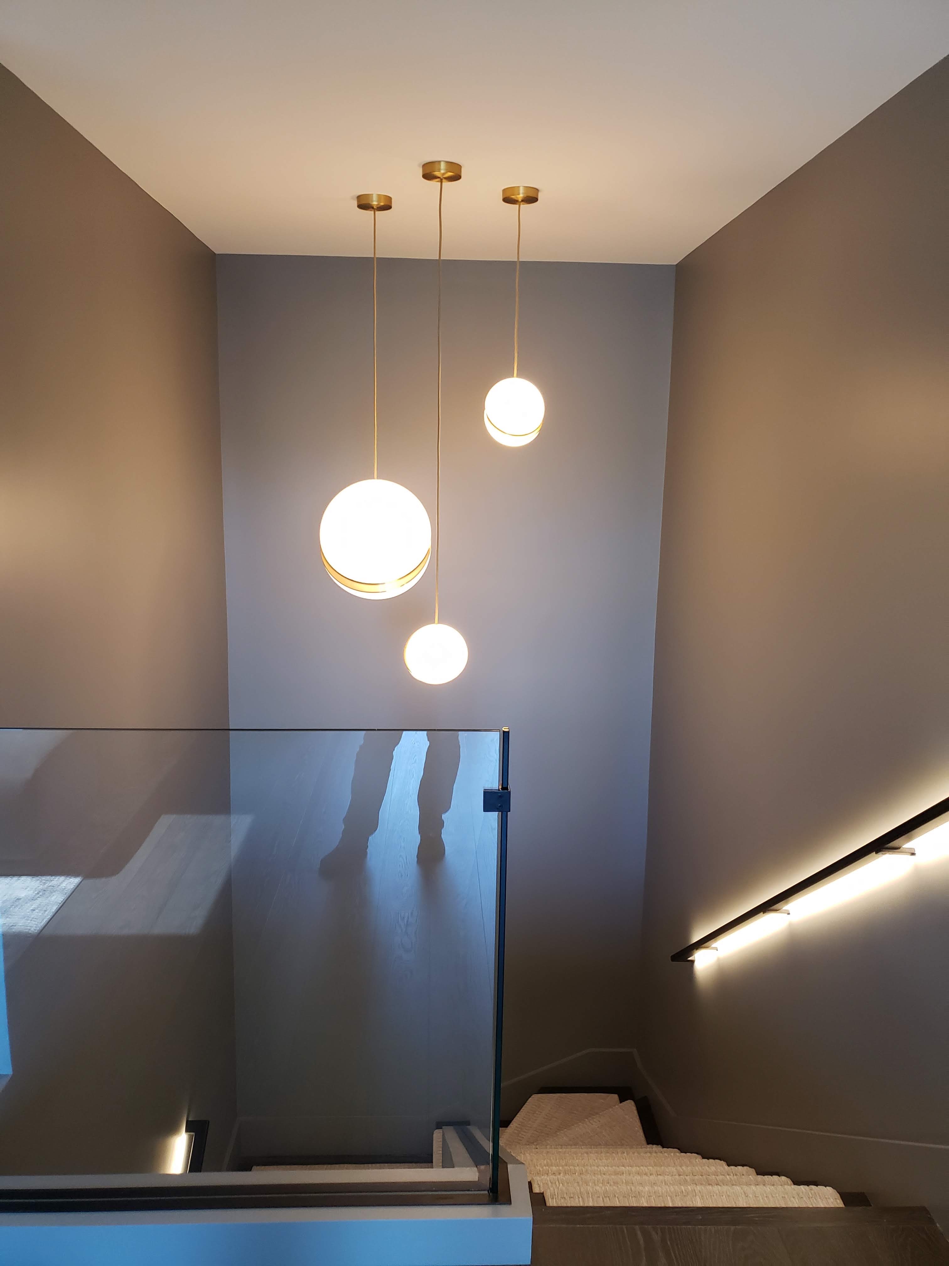 Luminaires suspendus et &eacute;clairage int&eacute;gr&eacute; d&rsquo;un escalier &agrave; Hampstead