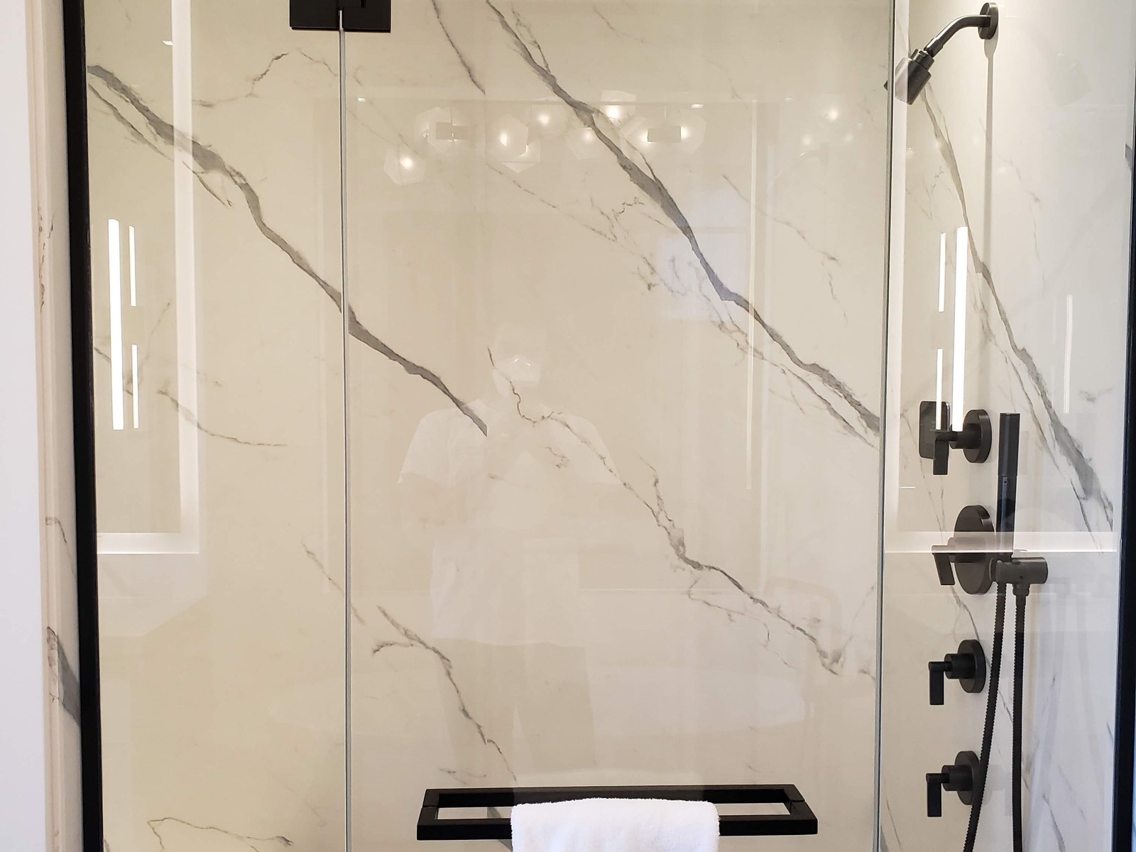 Int&eacute;gration lumineuse dans une douche en marbre &agrave; Hampstead