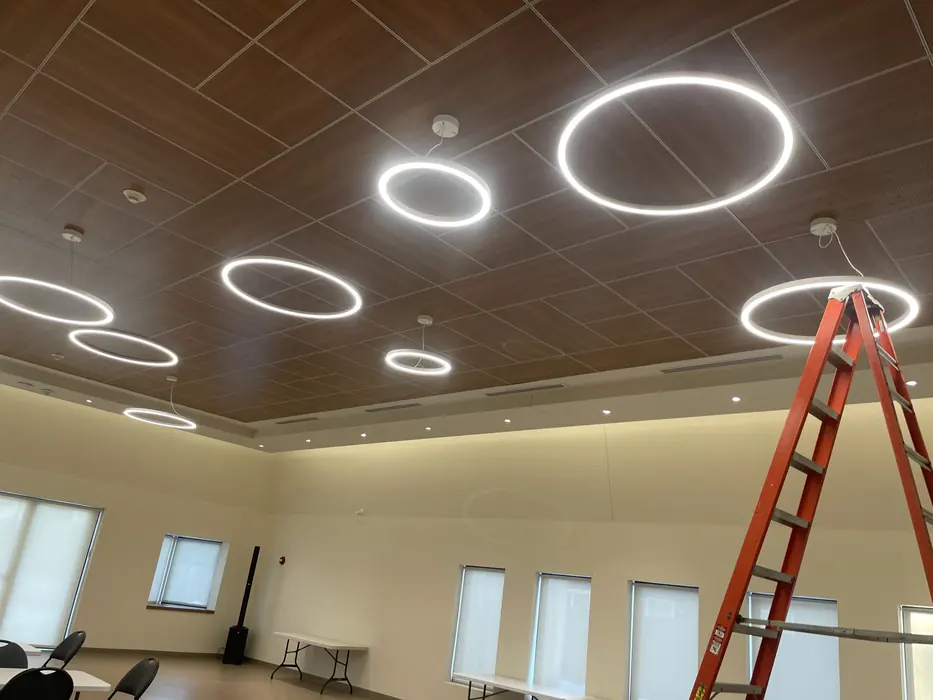 Installation de luminaires circulaires suspendus