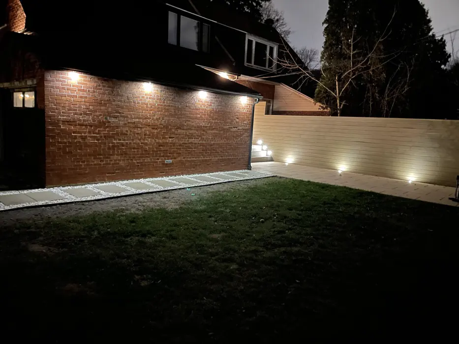 Éclairage extérieur résidentiel réalisé de nuit