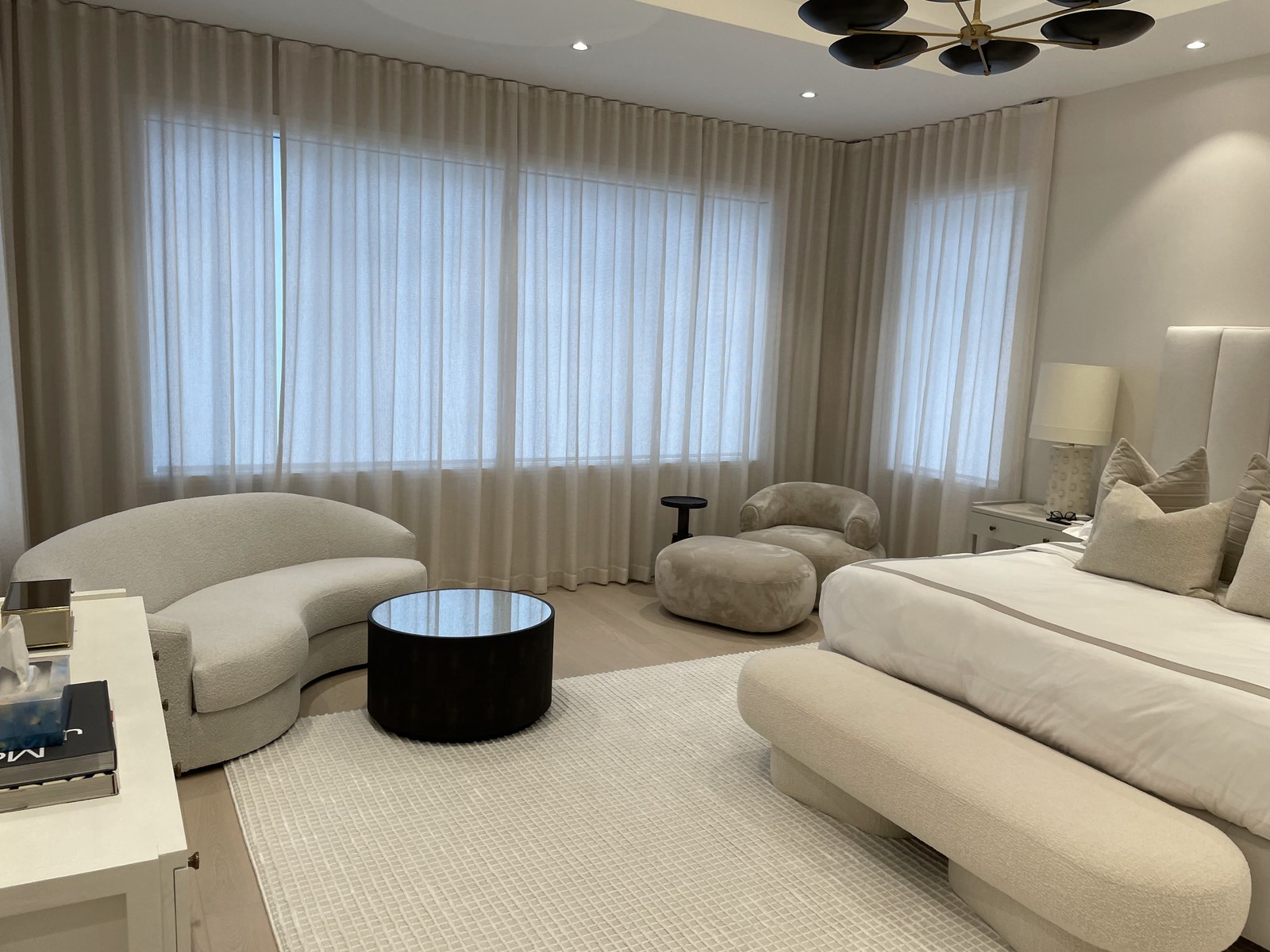 Éclairage et finition d’une chambre résidentielle haut de gamme