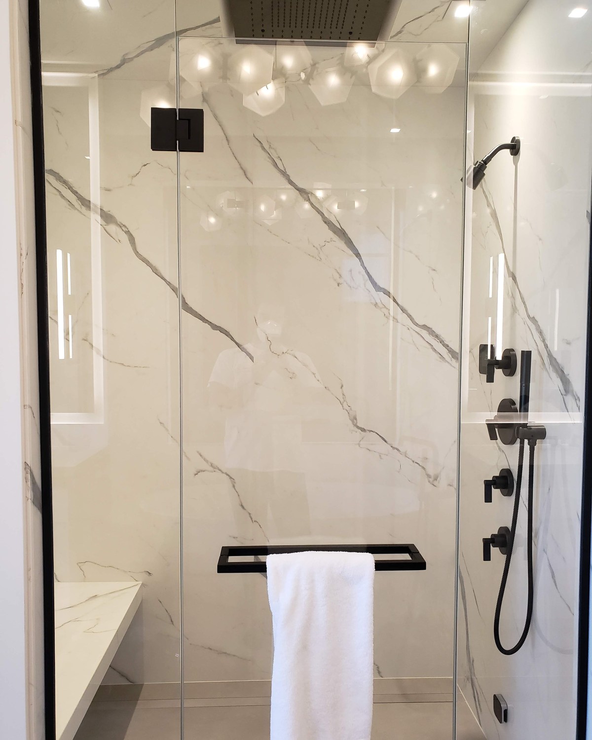&Eacute;clairage int&eacute;gr&eacute; dans une douche r&eacute;sidentielle &agrave; Hampstead